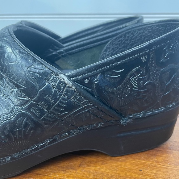 Dansko Black Professional Clog Tooled Leather Embossed Engraved Shoe Size 40 - Picture 11 of 14